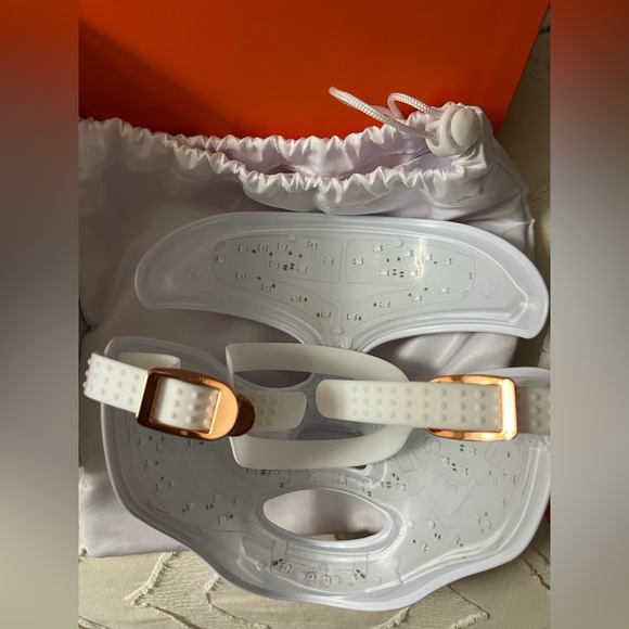 Dr. Dennis Gross DRx SpectraLite FaceWare Pro LED Mask - White and Gold - Picture 8 of 9